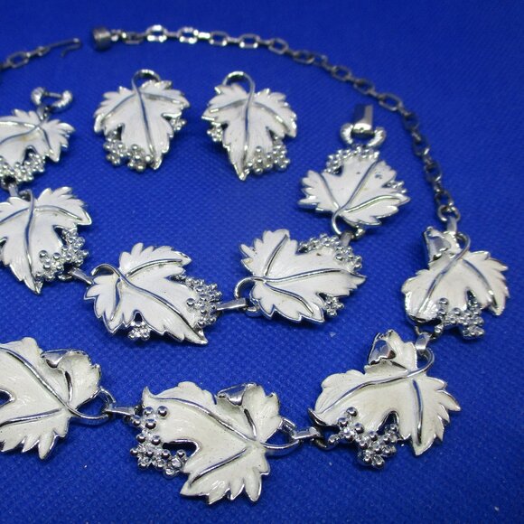 3 Piece Set SARAH COVENTRY Whispering Leaf Necklace 1967 White Enamel Grape Leaf - Picture 9 of 15